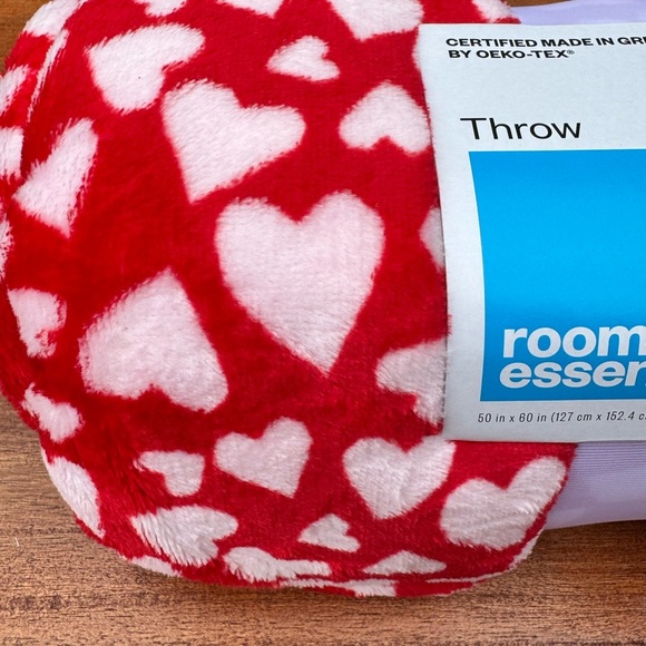 2 Room Essentials 50in x 60in Red and White Heart Throw Blanket New - Picture 2 of 5
